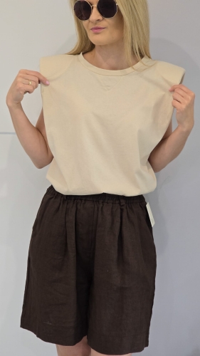 tshirt_z_poduszkami_na_ramionach.jpg